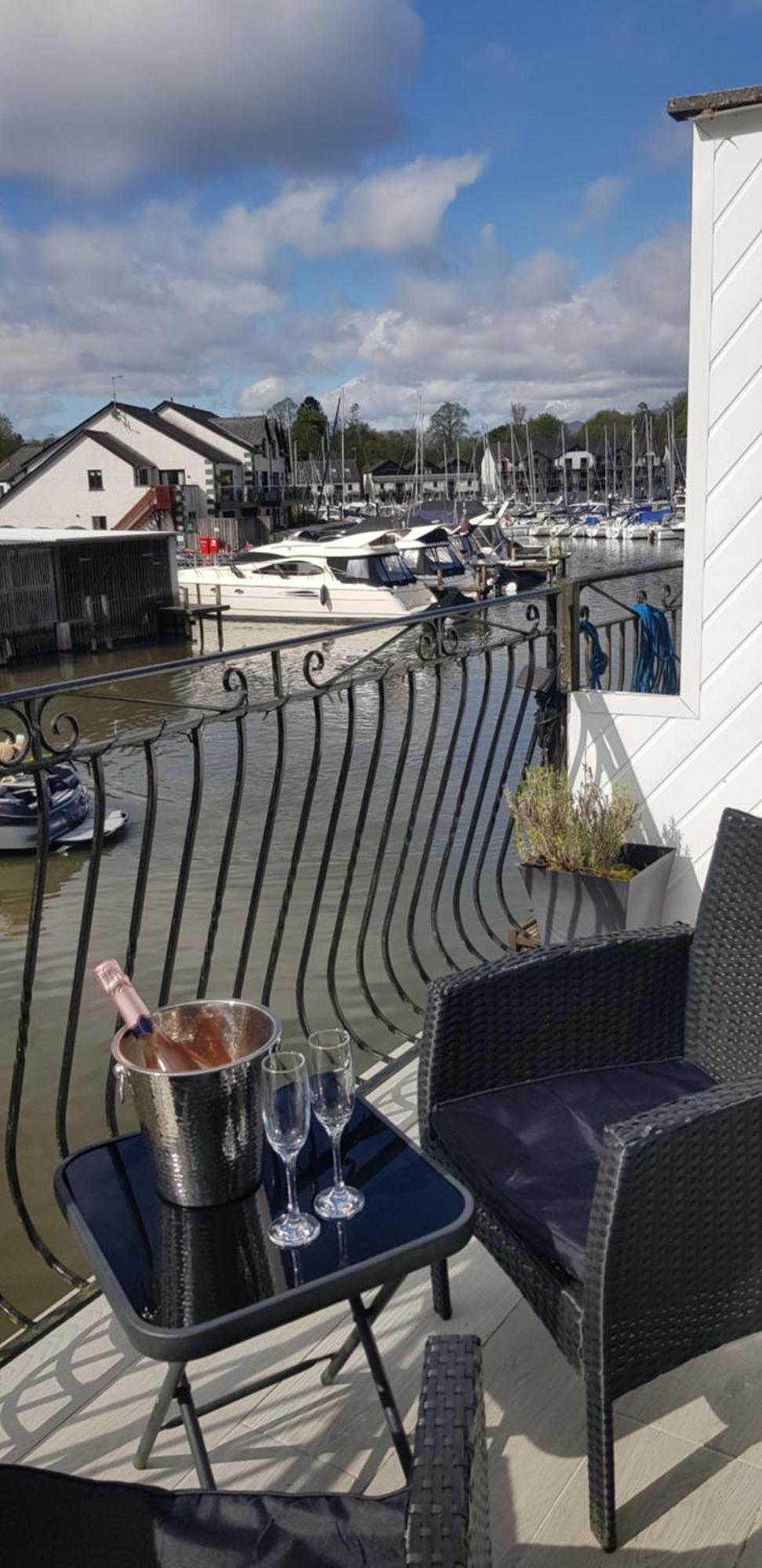 Marina Boathouse, Lake Windermere Lets โบว์เนส ออน วินเดอเมียร์ ภายนอก รูปภาพ